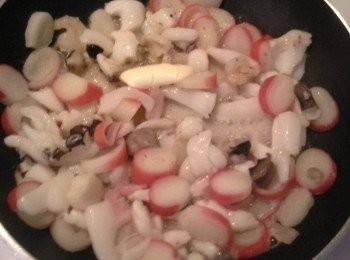 step2: 雜錦海鮮用一湯匙牛油炒起，用紙印乾。