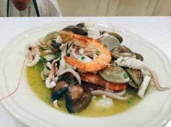 step1: 加熱橄欖油，再加入大蒜, 加入百里香, 綜合海鮮, 白葡萄酒