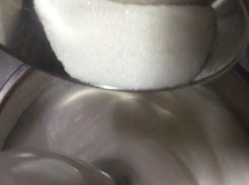 step3: 蛋白打至中段分次加入砂糖打至濕性