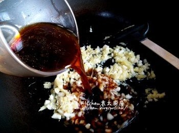 step9: 燒紅鑊 , 爆香薑粒及蒜粒 , 加入雞汁料拌勻用中火煮滾後熄火