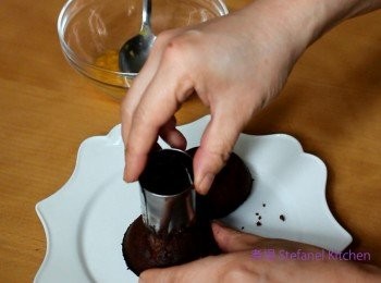 step6: 選一個細小的曲奇模輕力沿模邊印出蛋糕，然後用小刀介出內裡蛋糕，切勿大力用細模按入蛋糕，不然蛋糕會分裂開