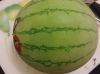 step1: 切出一塊皮,夠過打蛋器機頭就得,用保鮮紙包住開口防止流出西瓜汁。