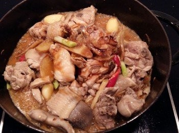 step5: 加入冰糖及醬油拌炒煮上色,再倒入米酒煮至酒精揮發。