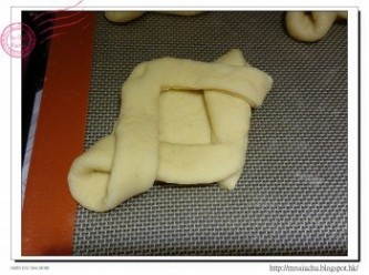 step6: 打開後把兩邊麵團交差放。再整理一下形狀。