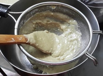step3: 必定要用篩隔出粉漿，因有很多粉粒