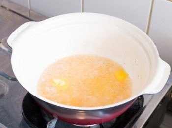 step5: 調回中火，加入無鹽牛油拌至溶化。