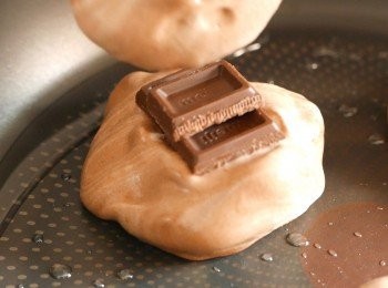 step12: 在平底鍋抹上薄薄的一層菜油，蓋上，以最小火把鍋子預熱5分鐘以上。（在打蛋白時就要開始預熱鍋子）放上各1/6的麵糊做成3塊班戟，把朱古力放在每塊班戟中間，再在每塊上面各放上1/6的麵糊蓋著朱古力。