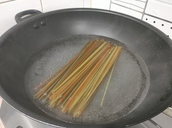 step1: DIVELLA三色意粉意粉用加入1茶匙鹽的滾水煮7分鐘