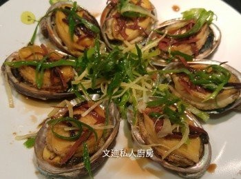 step6: 將蔥薑絲和油淋上鮑魚面, 再落少許美極即成。