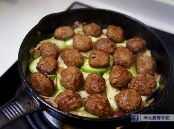 step6: 把肉丸平均放在材料上。
