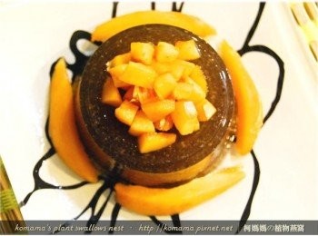 step3: 隨後在黑木耳健康凍的上層與四周，放入已切成丁狀與片狀的枇杷。