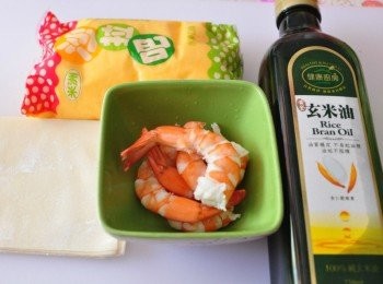 step1: 備料:如右圖~新鮮的白蝦，將蝦頭去除，腸泥挑出，去殼留蝦尾一小節