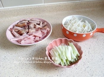 step2: 火腿切片 , 韭黃切段 , 叉燒切條