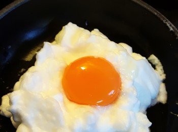 step1: 雞蛋一隻分開蛋白&蛋黃. 蛋白放入一個沒油沒水的大碗內用打蛋器打到8成企身. 再將蛋黃放入中間