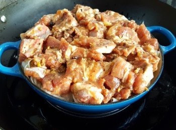 step3: 將排骨放在陳村粉之上，用大火蒸20分鐘。