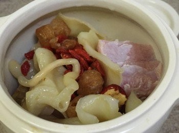 step2: 瘦肉/肉眼切細件加入水中慢火加熱至雜質浮面關火，倒走水，再用水喉水沖肉瀝乾