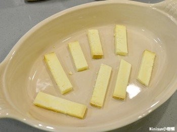step5: 將乾酪切薄片置於盤子底部