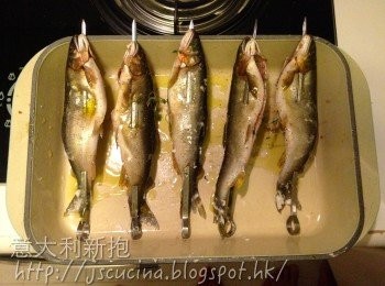 step2: 用金屬魚串／燒烤棒，由魚尾往魚頭方向，串起原條香魚，架在烤盤上，灑上橄欖油。