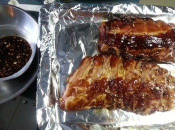 step3: 豬肋骨醃好一日後,先預熱焗爐上下火230度10分鍾,將豬肋骨放上舖有錫紙的焗盤上,倒出食物袋內的其餘醃料用碗裝起備用