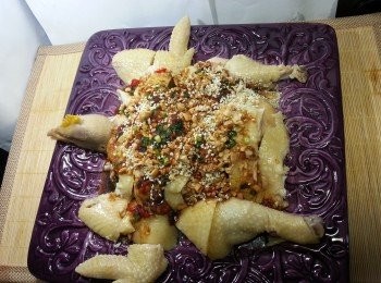 step7: 將雞斬件上碟後,舖上芝麻及花生,將照燒汁淋上即可