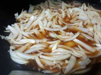 step6: 加入糖、生抽、幼鹽、滚水、剛好蓋過洋蔥絲，中火煮至洋蔥絲軟身兼上色