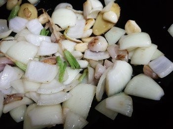 step5: 倒入洋蔥，加入少許鹽炒至出味，盛起