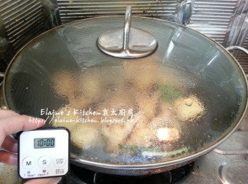 step3: 放入鳳爪及豆卜用中火蓋上蓋出水10分鐘