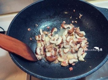 step2: 爆香大蒜.依序放入蝦米香菇煸炒