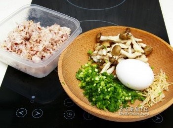 step1: 本菇切去尾部，韮菜洗淨切幼粒。