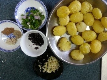 step4: 預備好各樣材料:蒜頭4粒切碎,蔥1條切粒,豆豉半湯匙洗淨,<span class="group_2">調味料:</span>椒鹽粉1茶匙,孜然粉1茶匙,素雞粉半茶匙