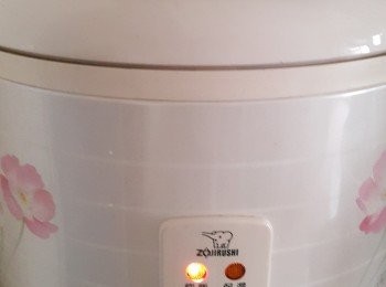step6: 使用家中一般的電子鍋煮就可以囉超方便的 按炊飯~跳起悶10分打開即可