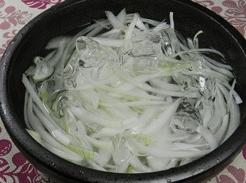 step3: 洋蔥切絲後，入冷水泡一下，可去辛味將<a href="https://bit.ly/3EZL8dD" target="_blank" data-keyword="雞胸" class="guide-link"><strong>雞胸</strong></a> <span style="display:inline-block;vertical-align:middle;margin-top:-3px;color:initial;border-radius:3px;padding:2px 3px;font-size:12px;line-height:14px;background:#87d300;color:#fff;">即買</span> 肉撕成絲狀