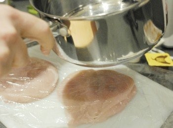 step4: 在<a href="https://bit.ly/3EZL8dD" target="_blank" data-keyword="雞胸" class="guide-link"><strong>雞胸</strong></a> <span style="display:inline-block;vertical-align:middle;margin-top:-3px;color:initial;border-radius:3px;padding:2px 3px;font-size:12px;line-height:14px;background:#87d300;color:#fff;">即買</span> 上蓋上保鮮紙，用鍋子(或擀麵棍)敲成約厘米厚的薄片