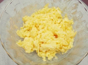 step1: 取一容器倒入起士絲、蛋黃及鮮奶油拌勻。接著倒入鬆餅粉攪拌均勻。