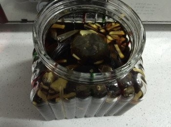 step4: 備好兩個無水無油的罐子，生薑切絲，放入陳皮，黃酒，生抽，白砂糖，口味自己可以先嘗嘗。