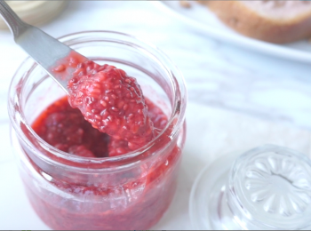 step7: 這樣健康又簡單的紅桑莓果醬就完成啦！可以無負擔地享受這個好食又多用途的紅桑莓果醬! 除了塗吐司外，還可以加進乳酪、雪糕變身夏日口味！快來試試吧！