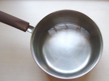 step2: 準備一鍋熱水煮滾,將餛飩下鍋煮熟。餛飩煮好起鍋裝盤,同時汆燙好小白菜。