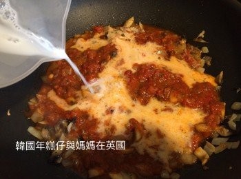 step5: 倒入一樽意粉用的羅勒蕃茄醬加入200ml牛奶拌勻煮至滾起，