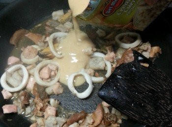 step7: 倒入一盒地捫忌廉咖喱醬炒勻煮滾