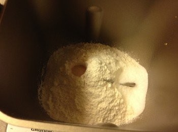 step1: 中種材料放入麵包機內, 在麵粉中篤一個小洞放入酵母, 在用麵粉埋了洞, 開動麵團模式, 7分鐘後按取消