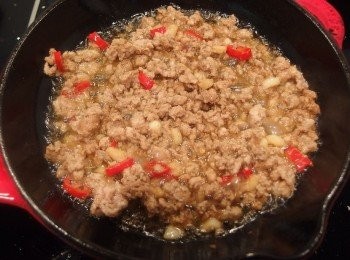 step7: 再將醃製好的肉末下鍋,翻炒出香氣。