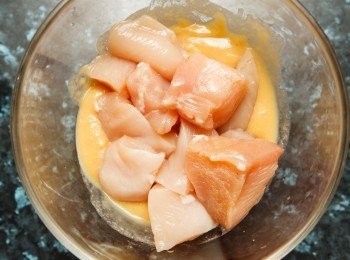 step2: 再來將雞肉與所有的醬料混合，並醃製至少一小時。