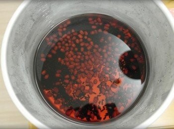 step1: *先將紅豆和紫米洗乾淨後泡水6小時瀝乾!! 將瀝乾的紅豆和紫米放進內鍋內加入1500cc的水~~ 外鍋放1杯水煮至開關跳起!!!