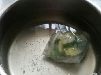 step2: 將蔥，薑放入茶袋，放落鍋，水滾後放入<a href="https://bit.ly/3uTwVKG" target="_blank" data-keyword="雞腎" class="guide-link"><strong>雞腎</strong></a> <span style="display:inline-block;vertical-align:middle;margin-top:-3px;color:initial;border-radius:3px;padding:2px 3px;font-size:12px;line-height:14px;background:#87d300;color:#fff;">即買</span> ，滾5分鐘，立即撈起。