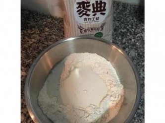 step2: 加入牛奶, (如是使用一般高筋麵粉,則水份可先減少5g)