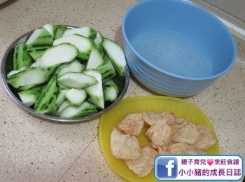 step1: 粉絲用熱水浸軟；魚腐洗乾淨；勝瓜去皮切塊~
