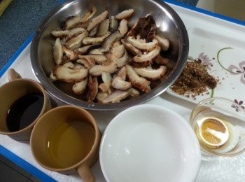 step1: 冬菇浸軟,用蒸冬菇料拌勻蒸15分鐘(冬菇經過用醃料蒸後,會更入味)