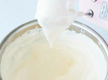 step6: 將麵糊攪打至拉起後可在攪拌器上稍微停留的軟硬度後，轉低速慢慢攪打1分鐘，調整麵糊的細緻度。