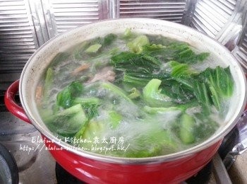step4: 加入大芥菜拌勻蓋上蓋用中火煲30分鐘至滾起