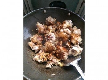 step3: 倒進豬前腳翻炒幾下，加入冰糖大概4，5粒就好，再加老抽 一邊翻炒一邊加入老抽，不需要很多大概就3，4湯匙的份量，翻炒至肉都均勻上色為止